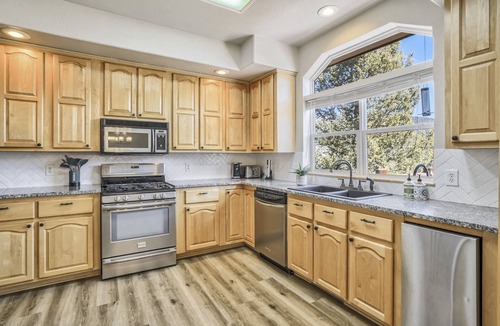 Rainbow Valley House | 4BD Modern Mountain Home, Breathtaking Views, Solace, Nature, Wifi, Hot Tub!