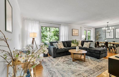 Eastgate House | 4BD Near Downtown - Theatre, Patio, Games