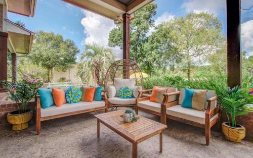 Conroe House | 4BD - Pool & Movie Theater - Lake Conroe Nearby