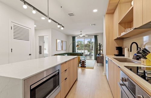 South Lamar Hotel | 4BDR South Lamar Stay w/Pool, Rooftop, Restaurant | The Code by AvantStay