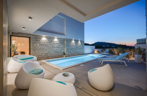 Murter Villa | 4BDR Villa, A/C, 4000 sq ft, beach area, private pool, jacuzzi top roof terrace