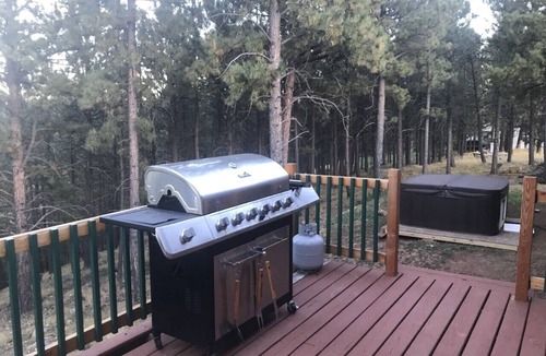 Newcastle House | 4bdr with a Beautiful Mountain View while relaxing in a Jacuzzi