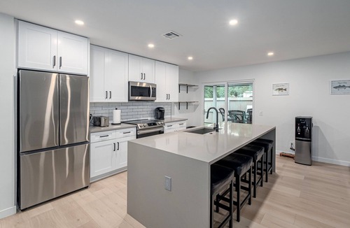 Kingston House | 4Bdrm 3ba Pickleball, Pool Table, Nearby Marina!