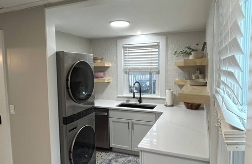 Fifth Ward House | 4Bed/3Bath Downtown Newport w/Rooftop Deck