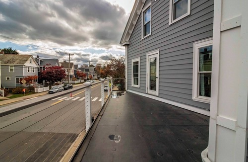Fifth Ward House | 4Bed/3Bath Downtown Newport w/Rooftop Deck