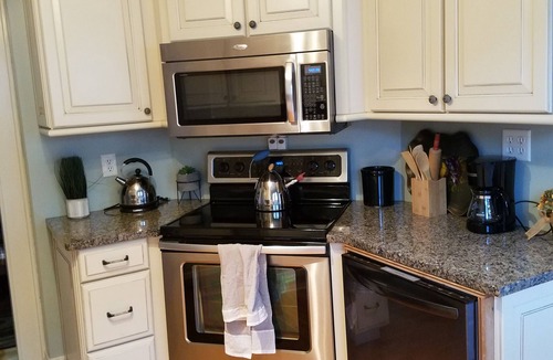 Ashland House | 4Bed/3Bath GREYSTONE COTTAGE