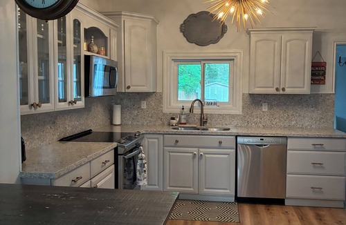Temiskaming Shores House | 4Bed Downtown Gem,Modern Comfort, Fireplace,Huge Backyard,Step to Lake broadwalk