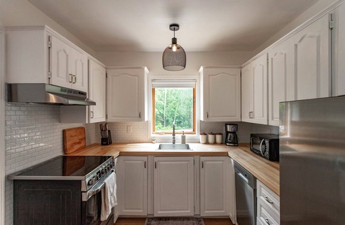 Silver Water Cottage | 4BED + HOTUB - Private Forest Retreat by Lake & Trail