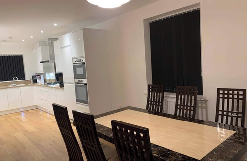 South Ockendon House | 4bed House - Direct Links Into Central London