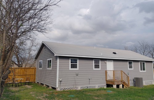 McNeil House | 4bedroom, HEB, Shopping Mall, 7Eleven, pet friendly yard, pkg 4 work trailers