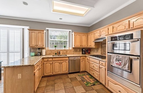 Grapevine House | 4BR, 2.5BA, sleep 11, close to highway and airport