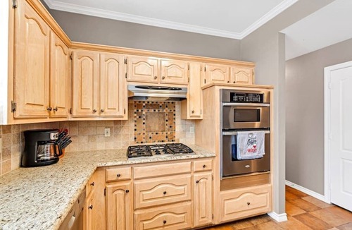 Grapevine House | 4BR, 2.5BA, sleep 11, close to highway and airport
