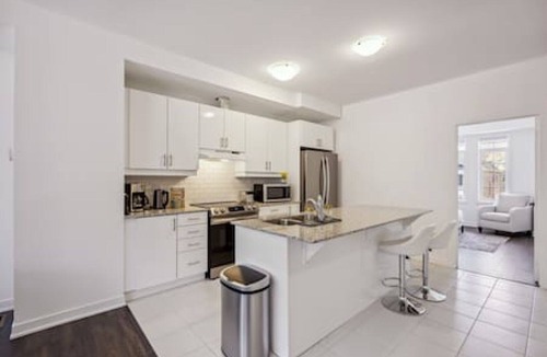 Whitby House | 4BR 2.5WR Townhouse Downtown Whtiby