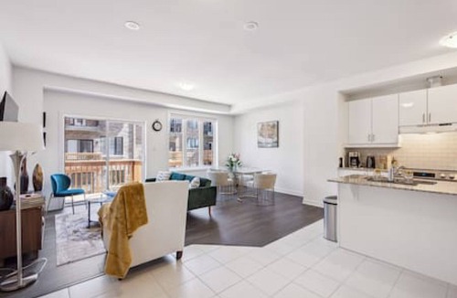 Whitby House | 4BR 2.5WR Townhouse Downtown Whtiby