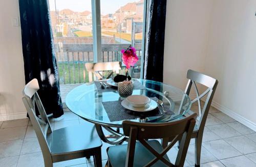 Doon South House | 4BR 2 king 3 Queen 6 beds in total 3 GBPS Wi-Fi