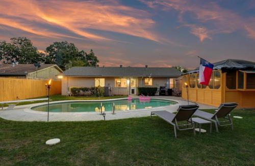 Irving House | 4BR 2B Home with Pool Hot Tub Fire Pit