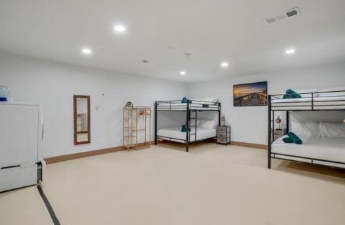 Irving House | 4BR 2B Home with Pool Hot Tub Fire Pit