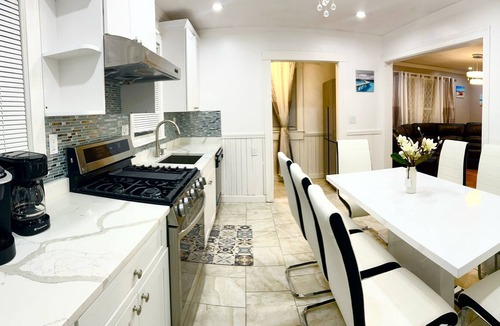 Quincy Apartment | 4BR 2BA 7BEd WOLLASTONBEACH/NearBOSTON Davis