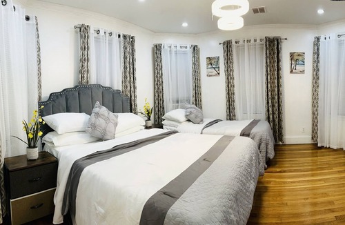 Quincy Apartment | 4BR 2BA 7BEd WOLLASTONBEACH/NearBOSTON Davis