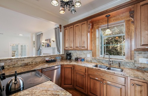 Alta Vista Apartment | 4BR/2BA Apt near downtown - 4 Queen beds, 2 Twins -Free Parking