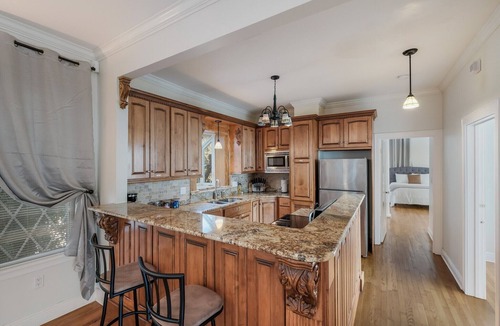 Alta Vista Apartment | 4BR/2BA Apt near downtown - 4 Queen beds, 2 Twins -Free Parking