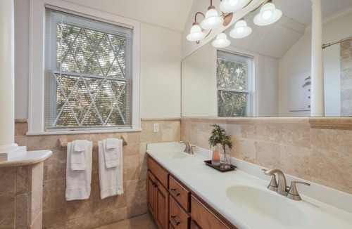 Alta Vista Apartment | 4BR/2BA Apt near downtown - 4 Queen beds, 2 Twins -Free Parking