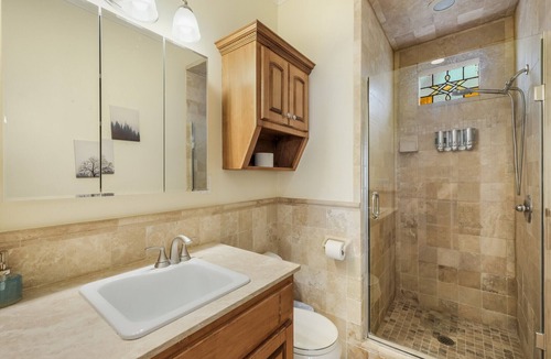 Alta Vista Apartment | 4BR/2BA Apt near downtown - 4 Queen beds, 2 Twins -Free Parking