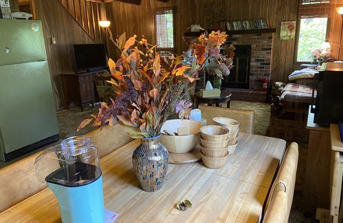 Bushkill House | 4br 2ba Chalet in Poconos that sleeps 10