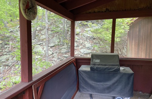 Bushkill House | 4br 2ba Chalet in Poconos that sleeps 10