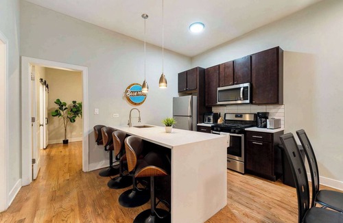 Heart of Chicago Apartment | 4BR/3.5BA Pilsen Retreat 10 Min from Downtown