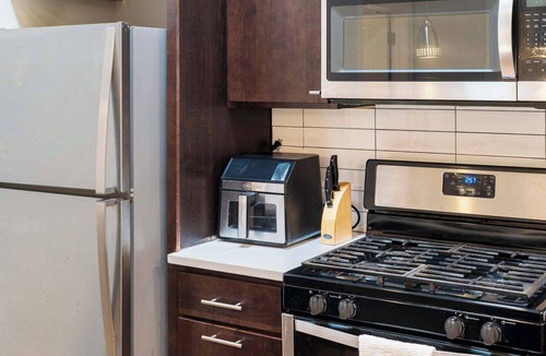 Heart of Chicago Apartment | 4BR/3.5BA Pilsen Retreat 10 Min from Downtown