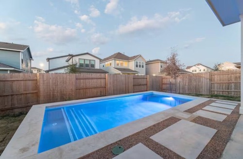 Austin House | 4BR/3.5BH Private Pool: 5M Airport, F1 & 2300 Sqft
