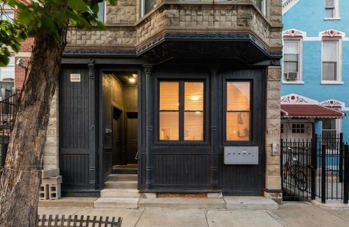Heart of Chicago Apartment | 4BR 3BA Pilsen Retreat - 10 Min from Downtown