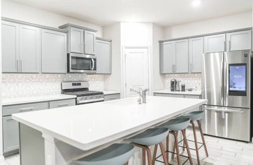 Austin House | 4BR/3BH Private Pool: 5M Airport & F1 & 2500 Sq.ft