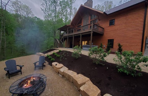 Gnaw Bone Cabin | 4BR, 4.5BA Newer Upscale Log Cabin