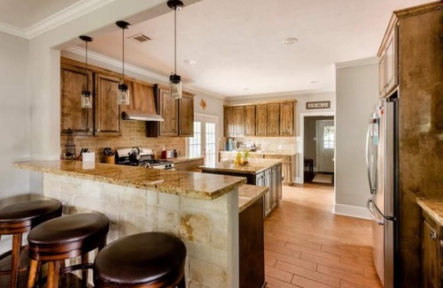 Holick House | 4BR/4.5Bath Spacious Family Home +Walk to KyleField
