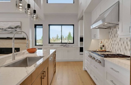 Burien House | 4BR 4BA Modern Lakefront Lodge