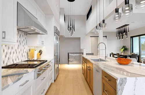 Burien House | 4BR 4BA Modern Lakefront Lodge