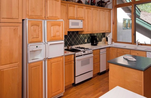 Edwards House | 4BR/4BA Private Rustic Home in Arrowhead - Quick Shuttle to the Lift! by RedAwning