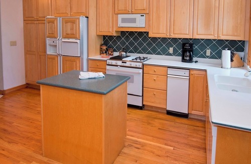 Edwards House | 4BR/4BA Private Rustic Home in Arrowhead - Quick Shuttle to the Lift! by RedAwning