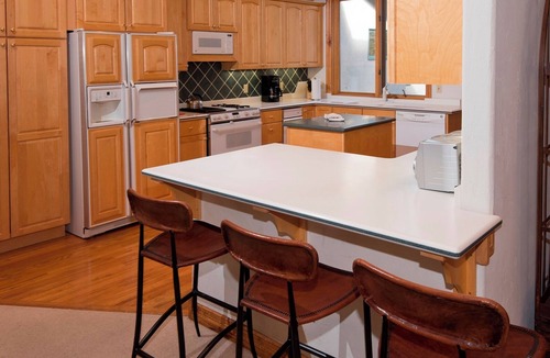 Edwards House | 4BR/4BA Private Rustic Home in Arrowhead - Quick Shuttle to the Lift! by RedAwning