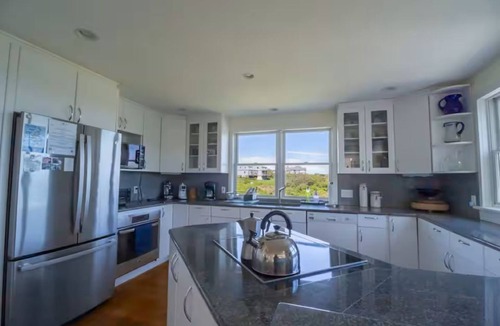 New Shoreham House | 4BR Artistic Escape Overlooking Vaill Beach