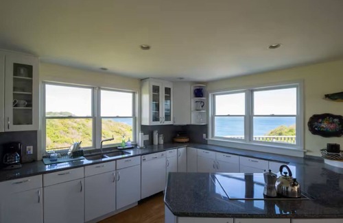 New Shoreham House | 4BR Artistic Escape Overlooking Vaill Beach