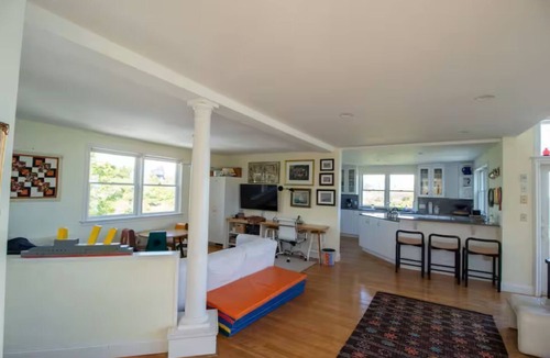 New Shoreham House | 4BR Artistic Escape Overlooking Vaill Beach