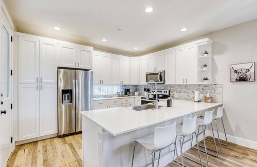 University Hills and Windsor Park House | 4BR Austin Home, Minutes to Downtown, Parking, Sleeps 10