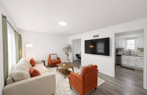 New Century House | 4BR Beautiful Gardner Getaway Game Room Central Location Sleeps 10