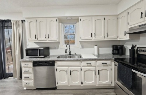 New Century House | 4BR Beautiful Gardner Getaway Game Room Central Location Sleeps 10