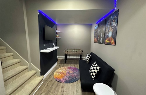 New Century House | 4BR Beautiful Gardner Getaway Game Room Central Location Sleeps 10