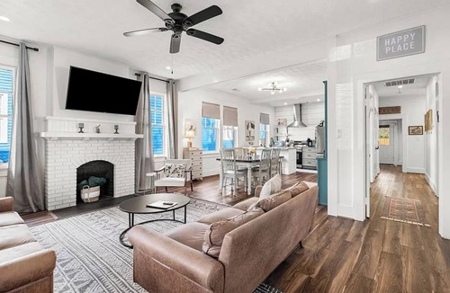 Columbus House | 4BR Bungalow in the Heart of Uptown, Pet-Friendly