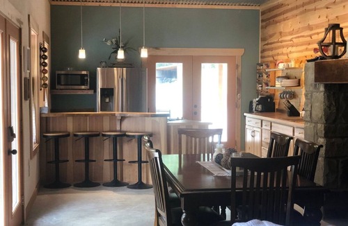 Flat Top Cabin | 4BR Cabin | Scenic Fall Views & Rafting Aventures